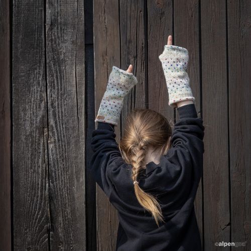 Pulswärmer Modell Ines Regenbogen Kids Tragebeispiel
